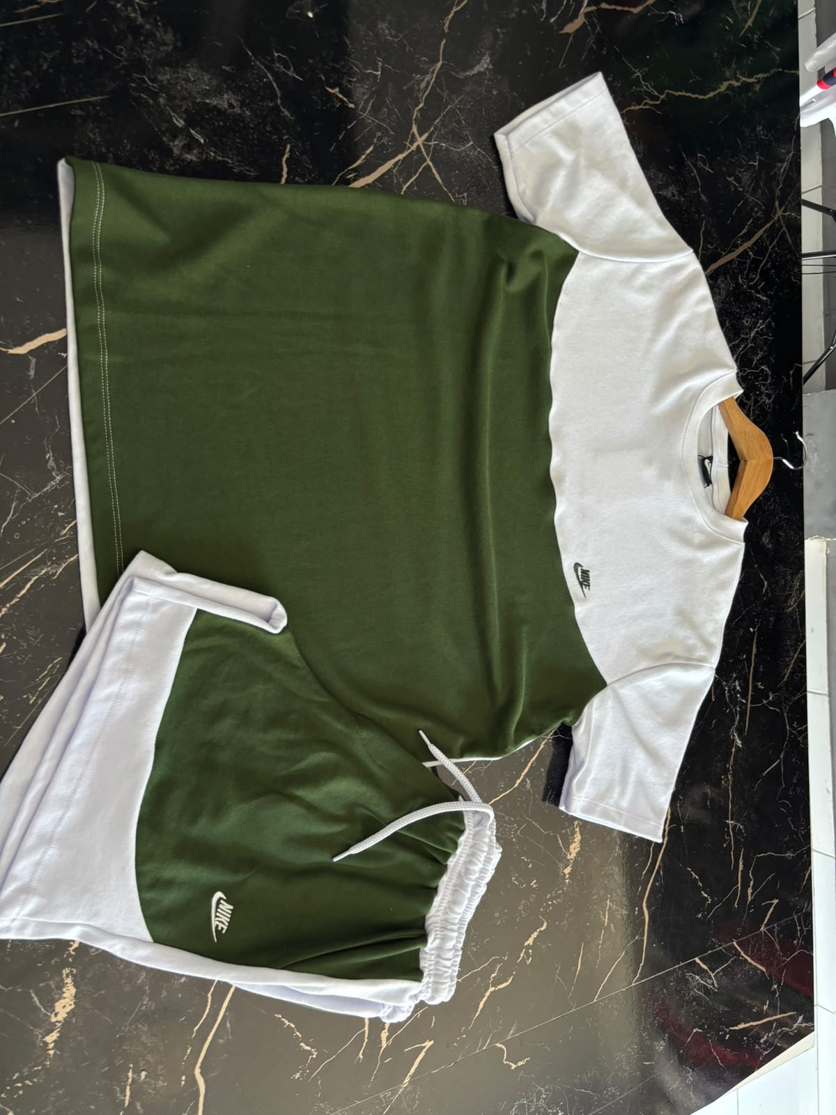 Conjunto Nike Sportswear Colorblock - Verde Militar e Branco